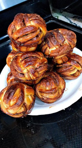 Cách làm bánh Cinamon Rolls từ men sourdough dư ( levain )