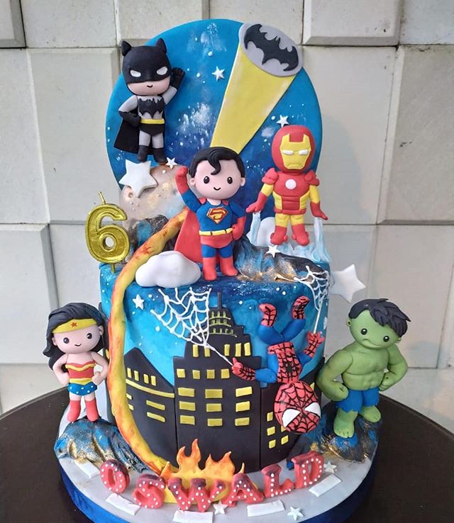Cậu bé nhà bạn rất thích siêu nhân Người Nhện? Đừng bỏ qua bánh sinh nhật SIÊU NHÂN NGƯỜI NHỆN siêu dễ thương và đáng yêu này, với hình ảnh của siêu anh hùng đồng phục đầy màu sắc và sinh động.