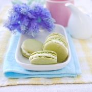 Macarons trà xanh với vỏ giòn và nhân béo ngậy vị chocolate.