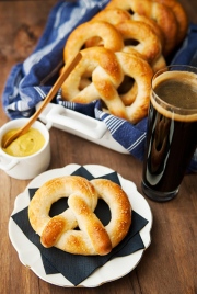 Cách làm bánh mỳ bơ pretzels hat khô thơm phức