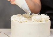 Chantilly Ganache Trắng (White Chocolate Whipped Ganache) thường dùng để bắt hoa, phủ bánh hoặc trang trí bánh kem cao cấp - Hunnie cake