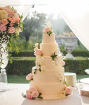 Top 10 Bánh cưới trang trí hoa – món quà ý nghĩa cho ngày vui