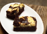 Hướng dẫn làm bánh Cream cheese brownies - Theo Bếp của Vy