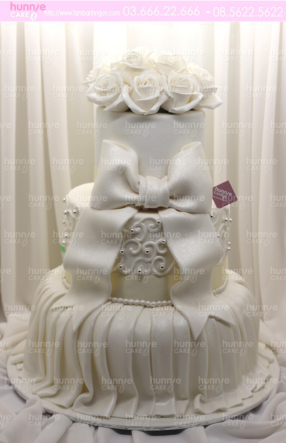 Bánh cưới 3 tầng màu trắng tinh khôi và hoa hồng trắng sang trọng, lãng mạn 6619 - Bánh ngon đẹp
