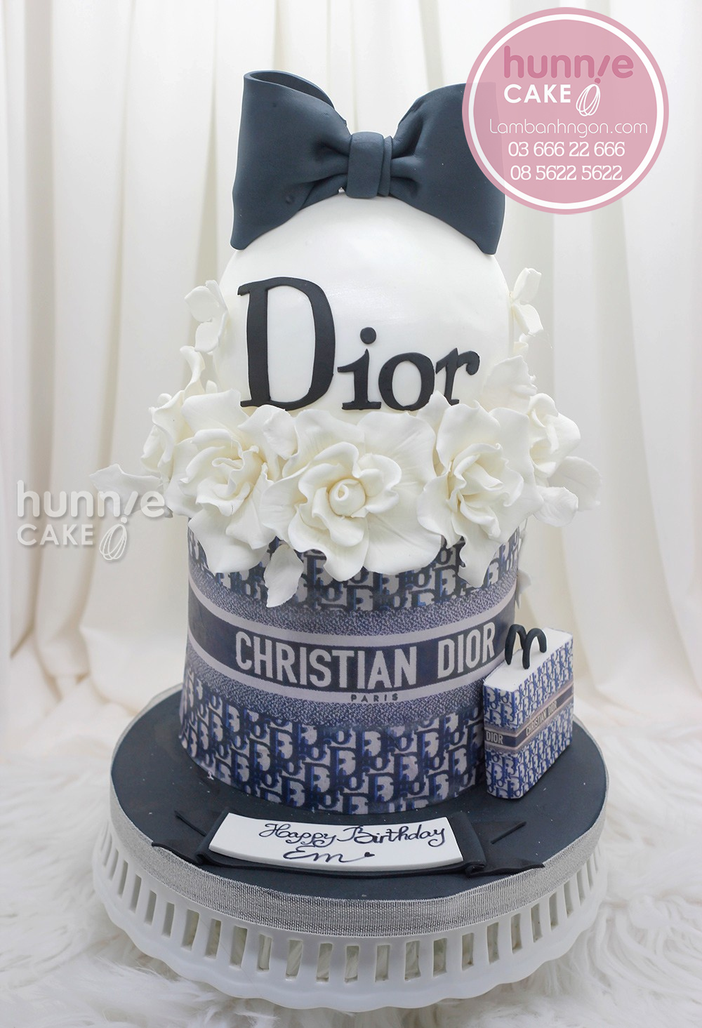 Bánh fondant sinh nhật Dior dành cho bạn yêu hàng hiệu. 9309 - Bánh ngon đẹp