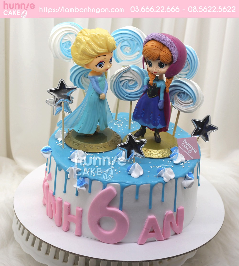 Việc tổ chức một bữa tiệc sinh nhật cho bé gái của bạn sẽ trở nên đặc biệt hơn với chiếc bánh sinh nhật công chúa Elsa và Anna xinh đẹp đến từ chuyên gia làm bánh tài ba của chúng tôi. Cùng ngắm nhìn hình ảnh thật ngọt ngào của chiếc bánh này nhé.