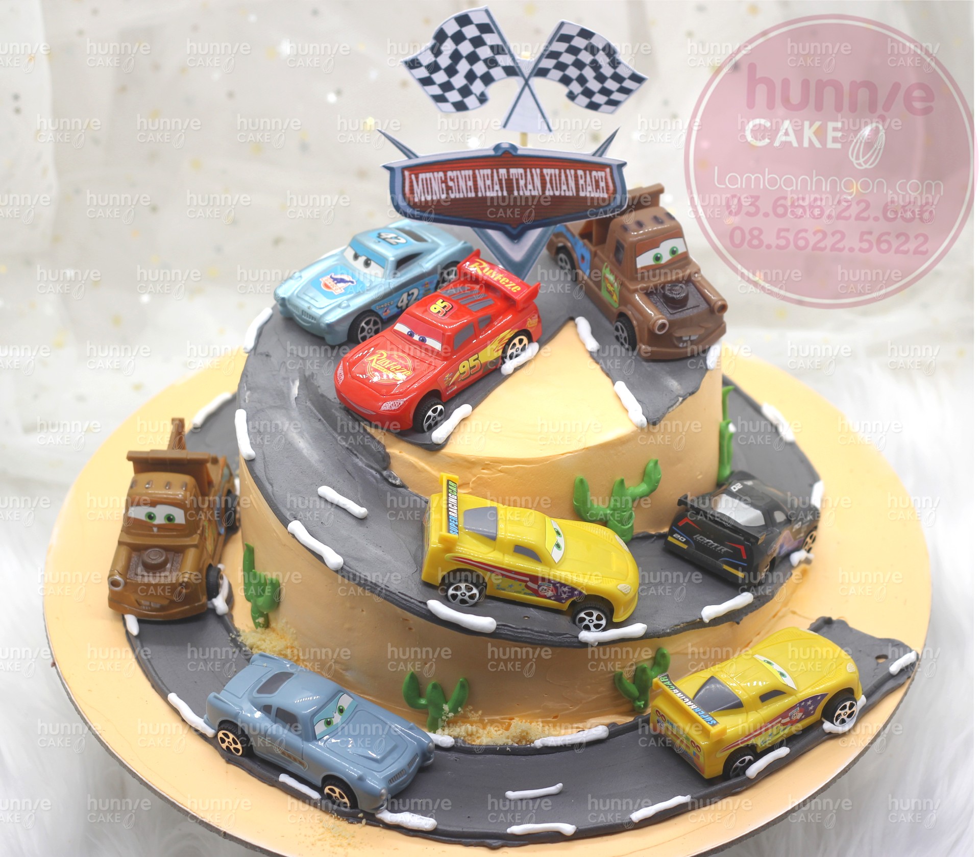 Bánh sinh nhật cuộc đua của những chiếc xe ô tô sắc màu tặng bé thích phim Mcqueen tia chớp 8909 - Bánh ngon đẹp