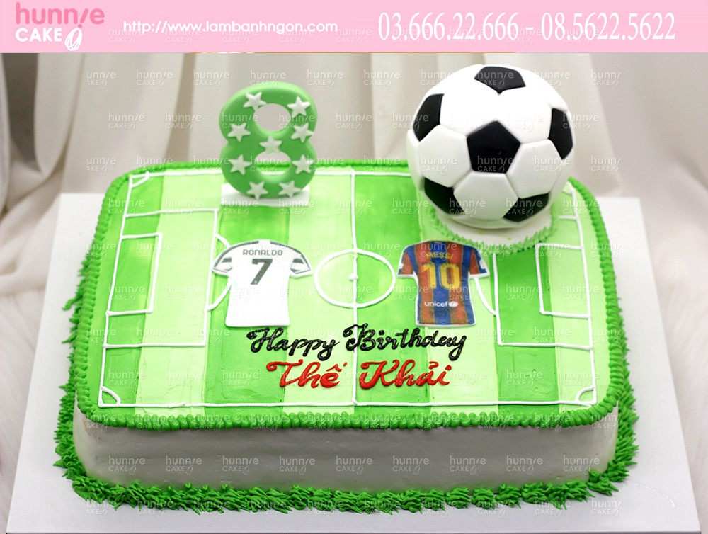 Bánh sinh nhật hình sân cỏ, quả bóng và cuộc đối đầu giữa Messi, Ronaldo tặng bé trai 8895 - Bánh ngon đẹp