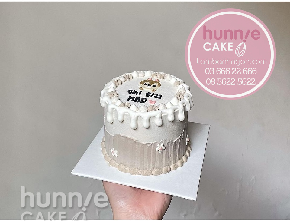 Sẵn sàng để phần nào ngạc nhiên với chiếc bánh sinh nhật mini cake này chưa? Với thiết kế nhỏ gọn và đáng yêu, món tráng miệng này thực sự là sự lựa chọn hoàn hảo cho những buổi tiệc sinh nhật nhỏ của trẻ em hay các bữa tiệc mini. Không chỉ ngon miệng, chiếc bánh này còn vô cùng dễ thương nữa đấy!