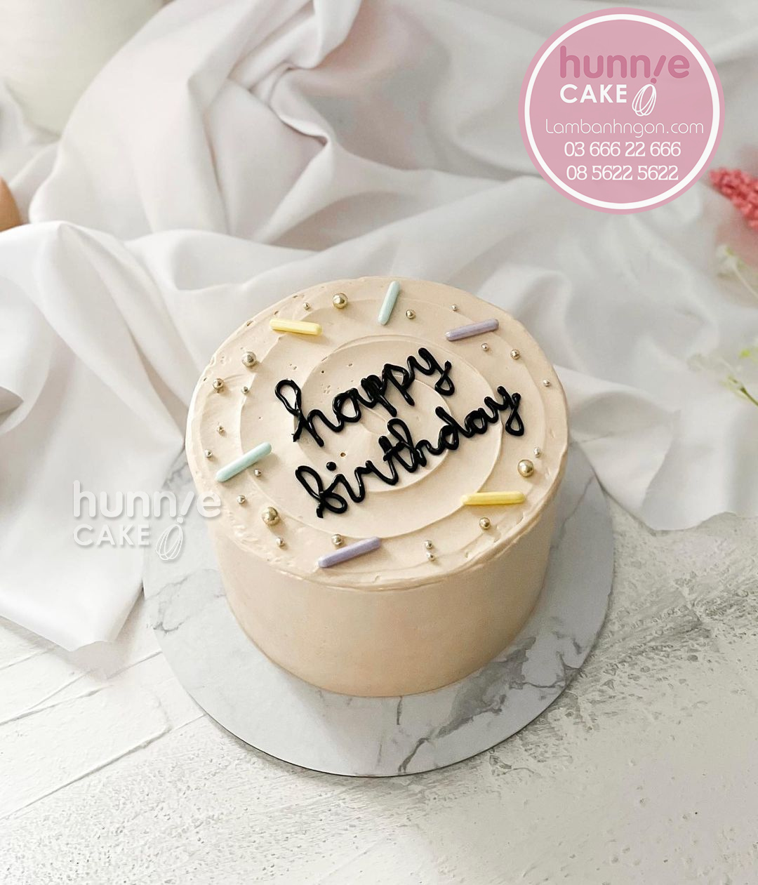 Bánh kem sinh nhật màu trắng giản đơn và những trái tim đỏ mini diệu kỳ -  Bánh Thiên Thần : Chuyên nhận đặt bánh sinh nhật theo mẫu
