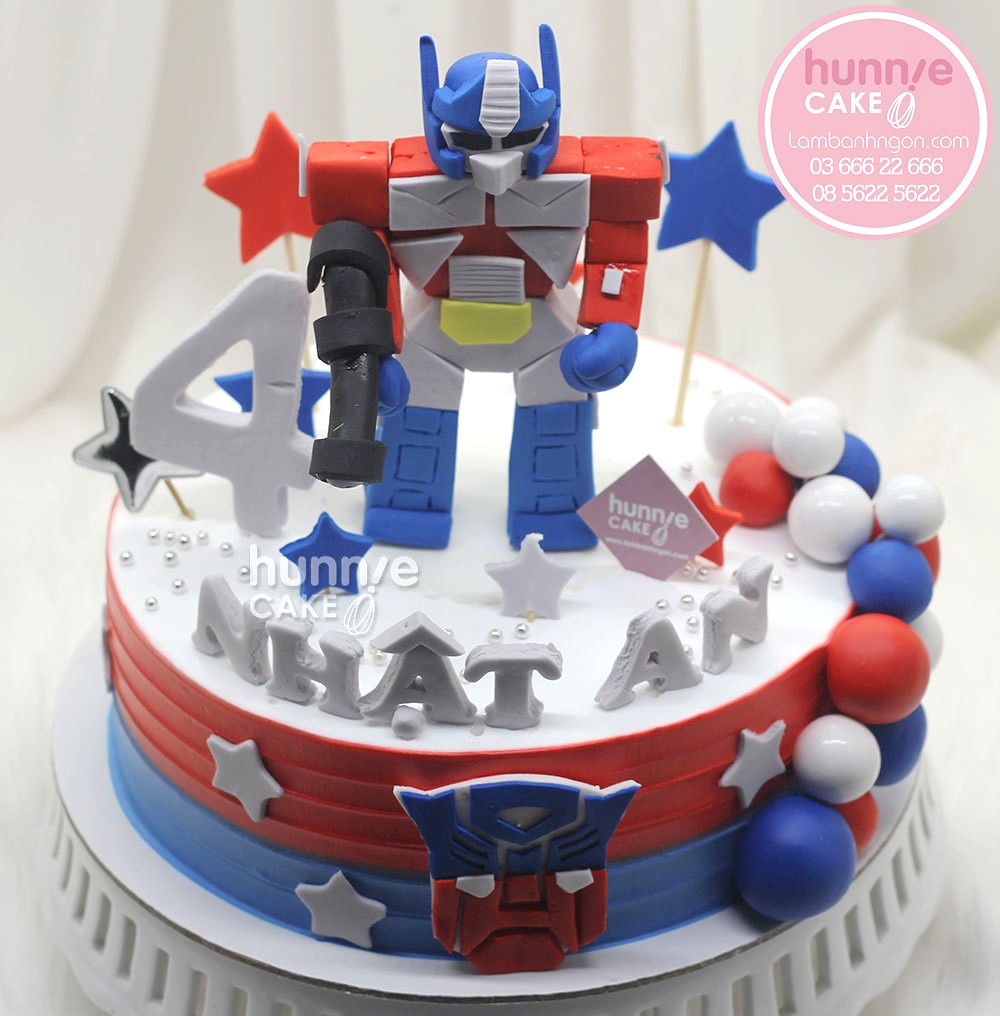 Bạn có muốn xem một chiếc bánh sinh nhật độc đáo với hình dáng của một robot biến hình Optimus Prime? Hãy xem những hình ảnh của bánh sinh nhật đầy màu sắc và thú vị này.