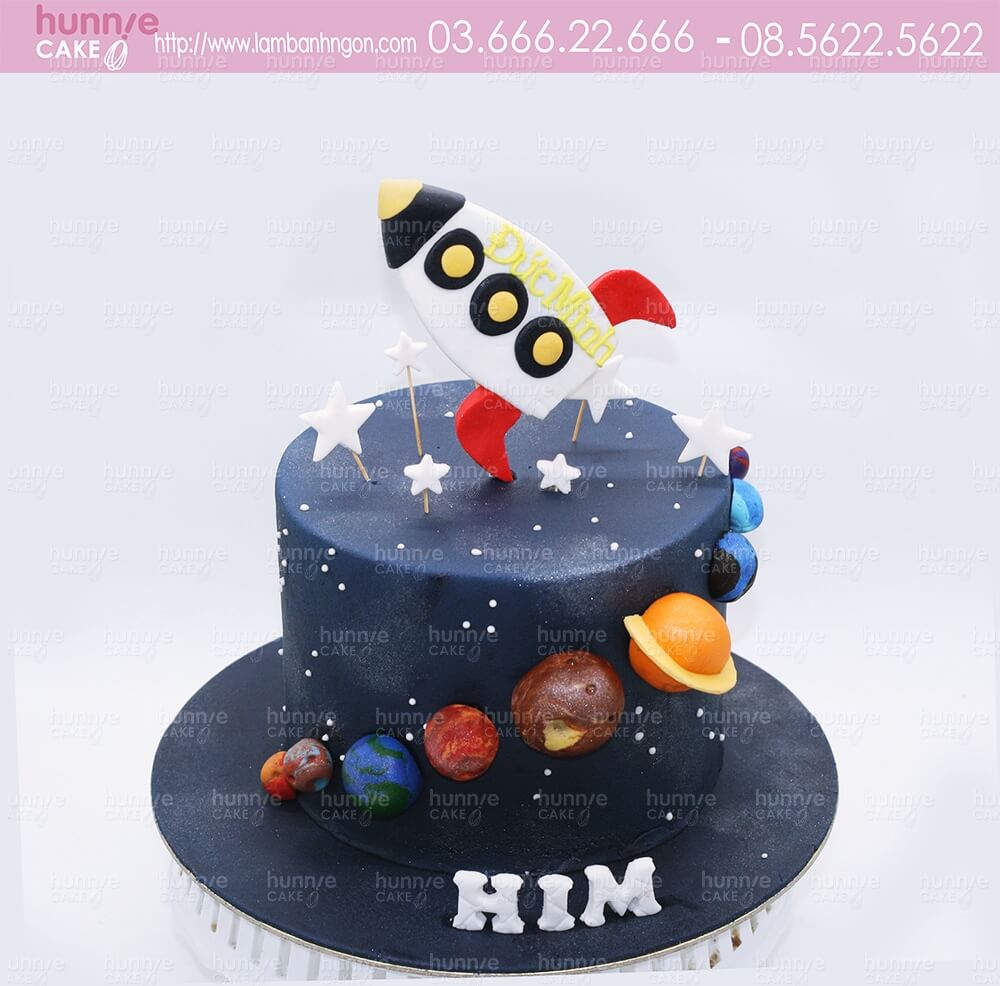 Bánh sinh nhật fondant phi hành gia vũ trụ HTBakery11364  HTBakery