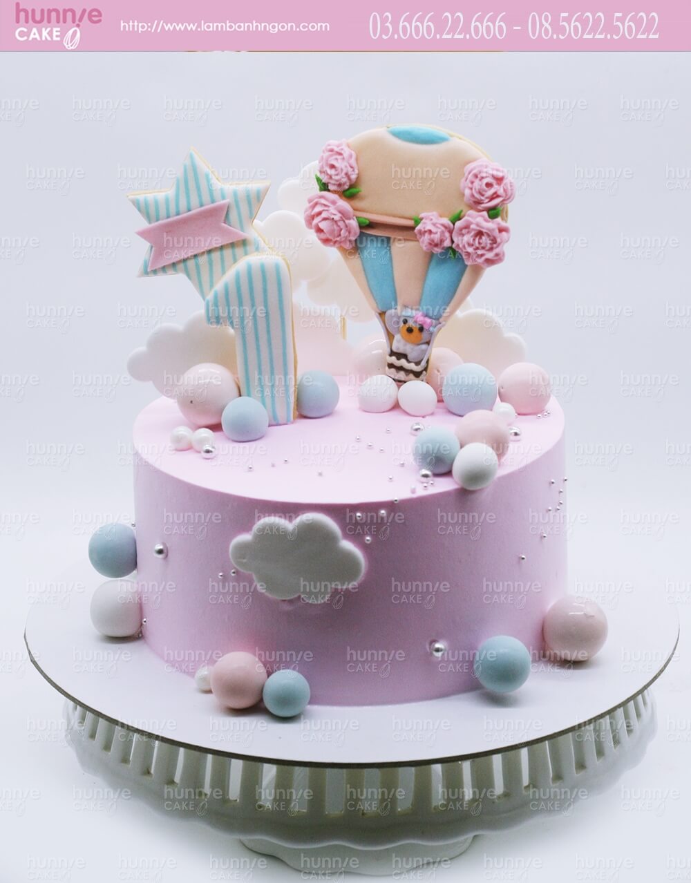 Bánh sinh nhật màu hồng và chú heo