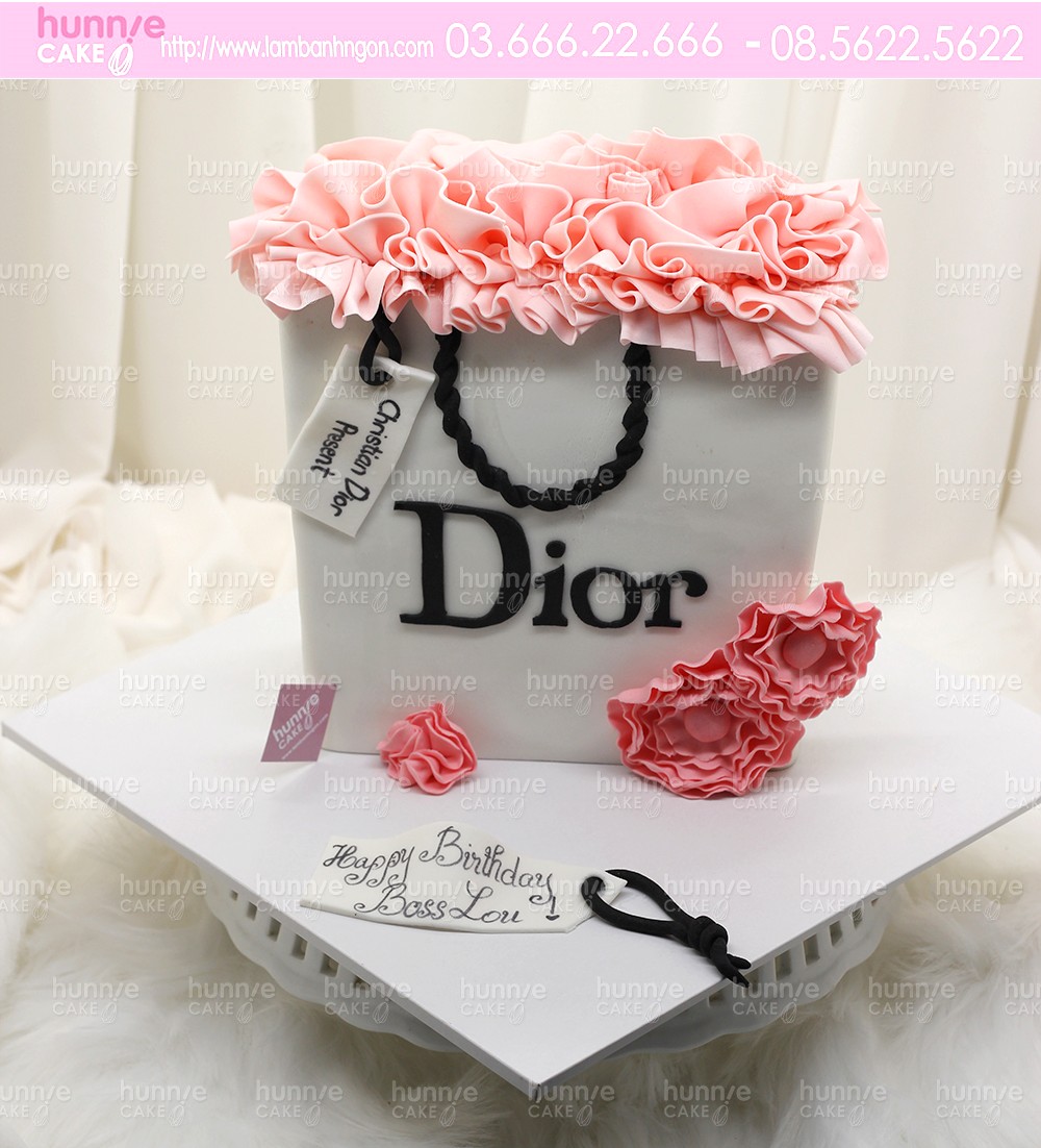Bánh sinh nhật tặng bạn gái là một túi xách hàng hiệu Dior đầy hấp dẫn   Bánh fondant