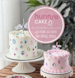 Bánh sinh nhật đính đá quý lấp lánh sang trọng cho mẹ và bé tại Hunnie Cake