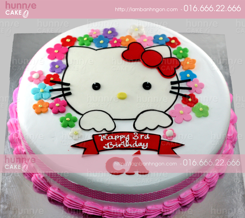 Nếu bạn yêu thích Hello Kitty, hãy đến xem bánh sinh nhật vẽ hình Hello Kitty của chúng tôi! Với nhiều màu sắc sinh động và đầy sáng tạo, bánh sinh nhật này sẽ làm hài lòng ngay cả những khách hàng khó tính nhất.
