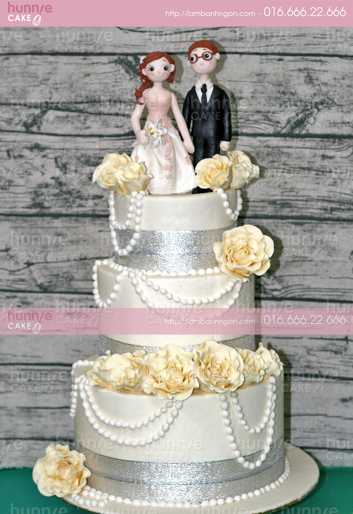 Mẫu bánh cưới ba tầng phủ fondant hoa tông vàng bên trên nặn hình cô dâu chú rể hạnh phúc 3506 - Bánh ngon đẹp