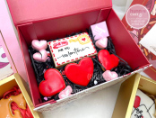 Hộp quà bánh cookies chứa thông điệp yêu thương tặng Valentine, tặng là yêu ngay