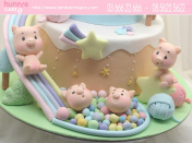 Bánh sinh nhật lợn con vui chơi trong khu vui chơi