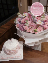 bánh sinh nhật hoa giấy gạo lãng mạn sang trọng cho ngày kỷ niệm tại Hunnie Cake